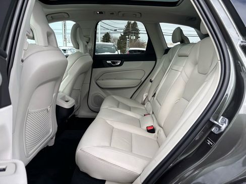 Used 2018 Volvo XC60 T5 Momentum w/ Vision Package image 18