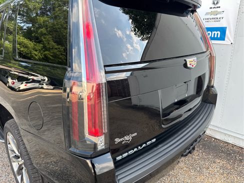 Used 2020 Cadillac Escalade Luxury w/ Escalade Sport Edition AWD/4WD image 18