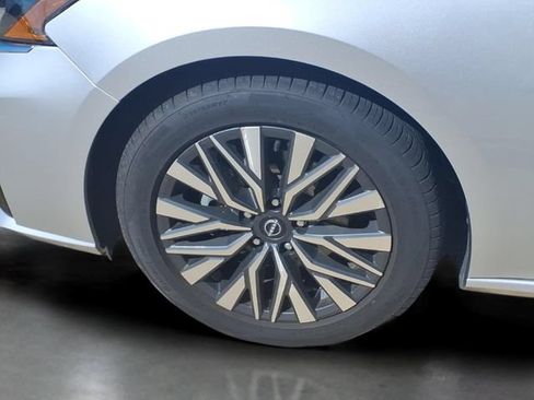 Used 2024 Nissan Altima 2.5 SV FWD image 18