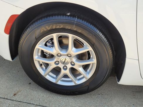 Used 2023 Chrysler Pacifica Touring-L FWD image 5