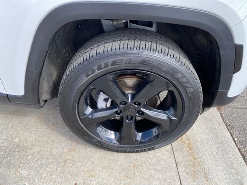 Used 2024 Jeep Grand Cherokee Altitude image 15