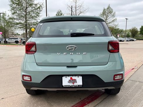 Used 2025 Hyundai Venue SEL image 7