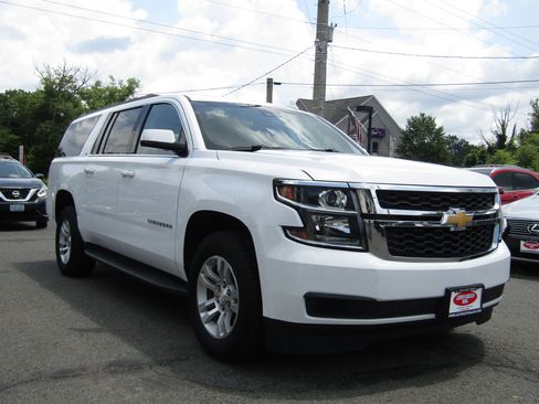 Used 2018 Chevrolet Suburban LT image 1
