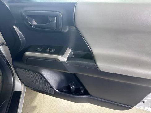 Used 2019 Toyota Tacoma SR5 AWD/4WD image 9