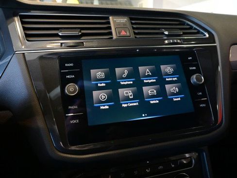 Used 2021 Volkswagen Tiguan SE R-Line image 32