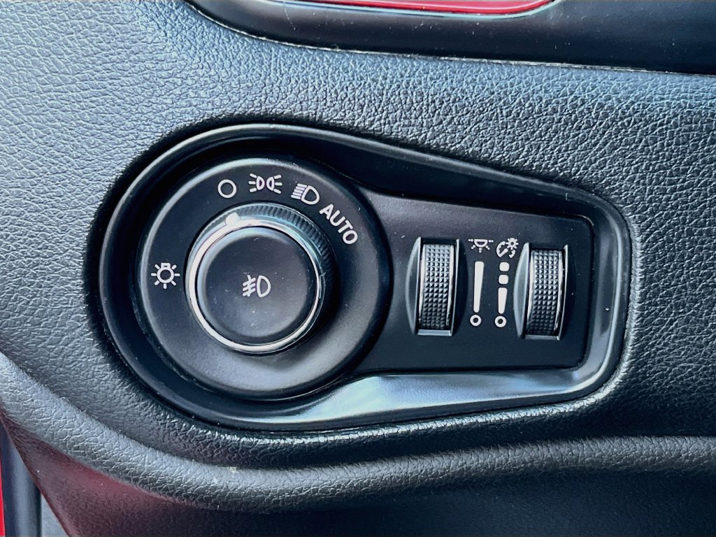 Used 2021 Jeep Renegade Trailhawk w/ Sun & Sound Group AWD/4WD image 10
