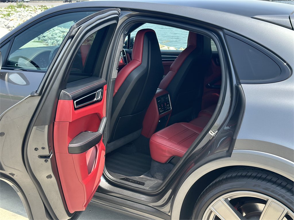 Used 2022 Porsche Cayenne GTS AWD/4WD image 19