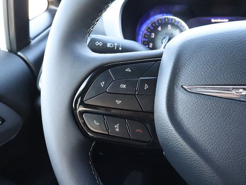 Used 2025 Chrysler Pacifica Limited image 33