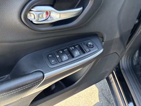 Used 2019 Jeep Cherokee Latitude w/ Cold Weather Group AWD/4WD image 15