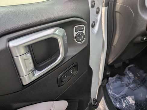 Used 2022 Jeep Wrangler Unlimited Sahara image 20