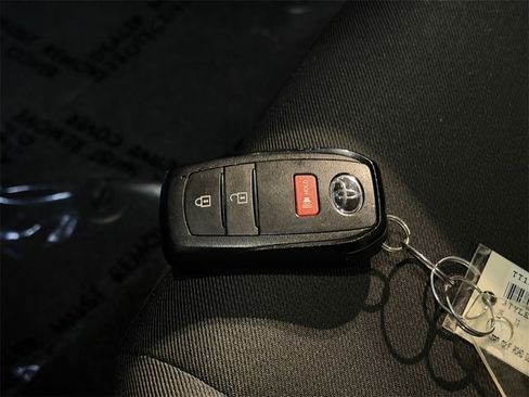 Certified 2025 Toyota Tacoma TRD Off-Road image 31