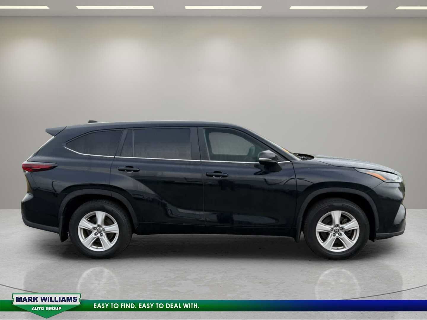 Used 2024 Toyota Highlander LE AWD/4WD image 4