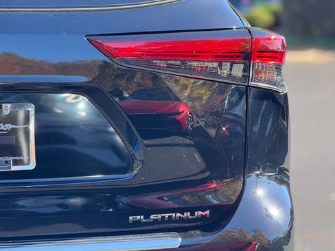 Certified 2022 Toyota Highlander Platinum image 10
