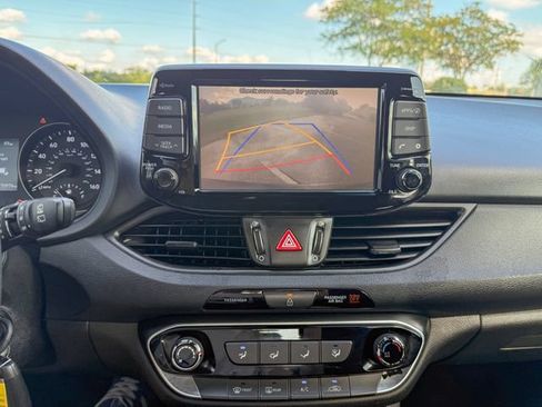 Used 2018 Hyundai Elantra GT FWD image 17