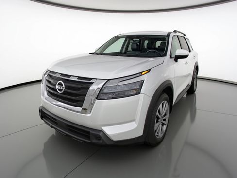 Used 2025 Nissan Pathfinder SV image 3