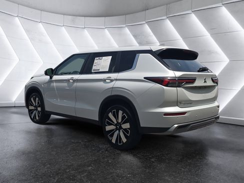Used 2025 Mitsubishi Outlander SE FWD image 3