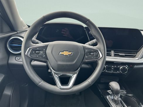 Used 2025 Chevrolet Trax LT w/ LT Convenience Package image 21