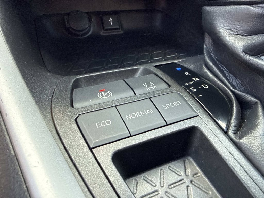 Used 2021 Toyota RAV4 XLE w/ Convenience Package FWD image 34
