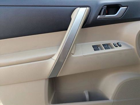 Used 2013 Toyota Highlander SE image 11