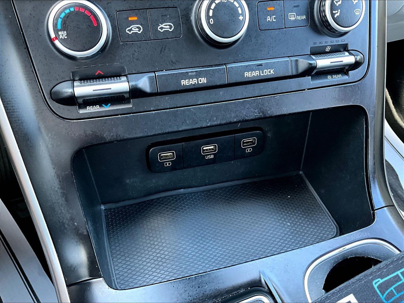 Used 2022 Kia Carnival LX FWD image 19