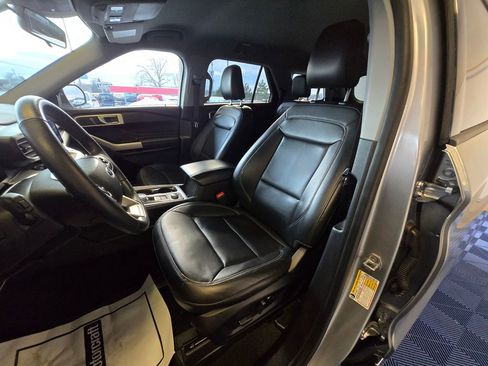 Used 2022 Ford Explorer XLT w/ Equipment Group 202A image 9