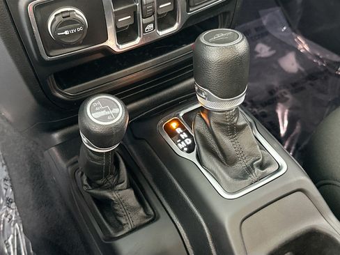 Used 2023 Jeep Gladiator Sport AWD/4WD image 17