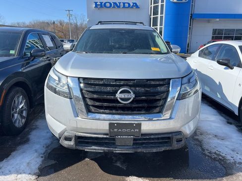 Used 2022 Nissan Pathfinder SV w/ SV Premium Package image 2