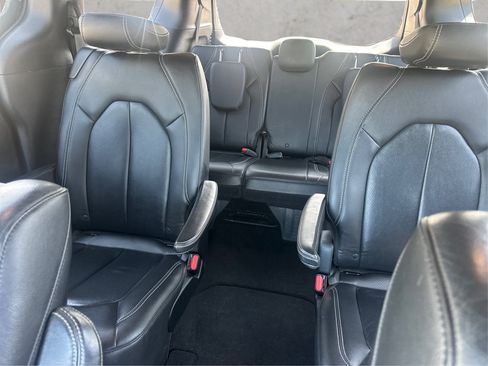 Used 2018 Chrysler Pacifica Touring-L Plus w/ S Appearance Package FWD image 24