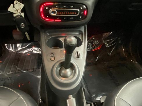 Used 2017 smart fortwo Prime RWD image 32