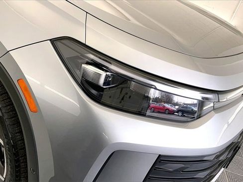 Used 2025 Volkswagen Tiguan SE w/ Panoramic Sunroof Package image 28