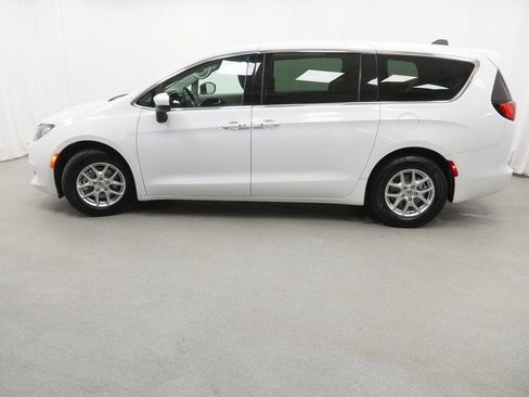 Used 2023 Chrysler Voyager LX image 14
