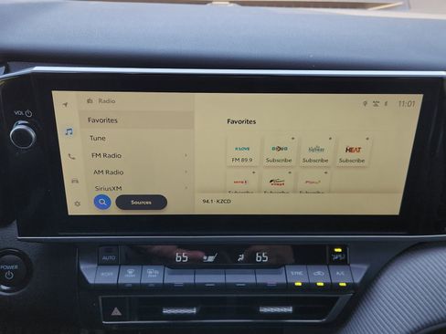 Used 2025 Toyota Camry SE w/ Multimedia Upgrade Package image 20