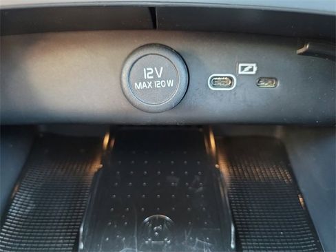 Used 2023 Volvo XC40 B5 Plus image 36
