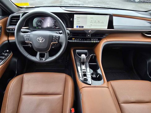 Used 2025 Toyota Crown Signia XLE image 20