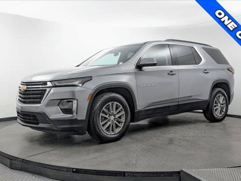 Used 2023 Chevrolet Traverse LT FWD image 2
