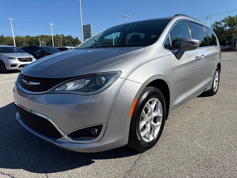 Used 2017 Chrysler Pacifica Touring-L w/ Tire & Wheel Group FWD image 15