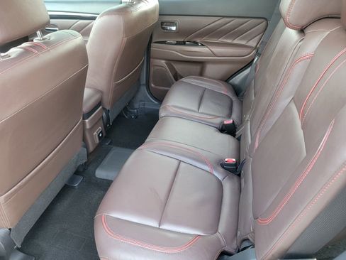 Used 2018 Mitsubishi Outlander 4WD Plug-In Hybrid image 11
