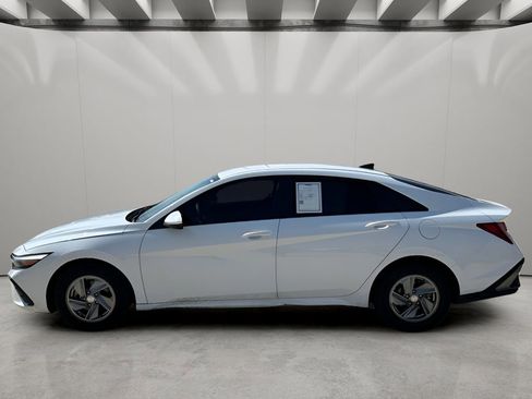 Used 2025 Hyundai Elantra SE image 2
