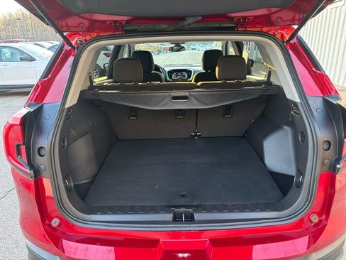 Used 2024 GMC Terrain SLE w/ Driver Convenience Package image 9