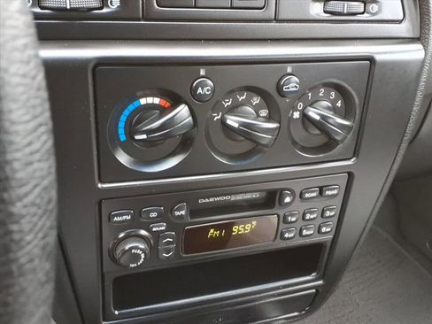 Used 2000 Daewoo Nubira SE FWD image 19