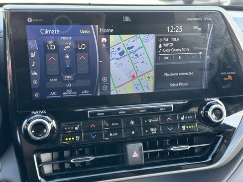 Used 2021 Toyota Highlander Platinum image 25