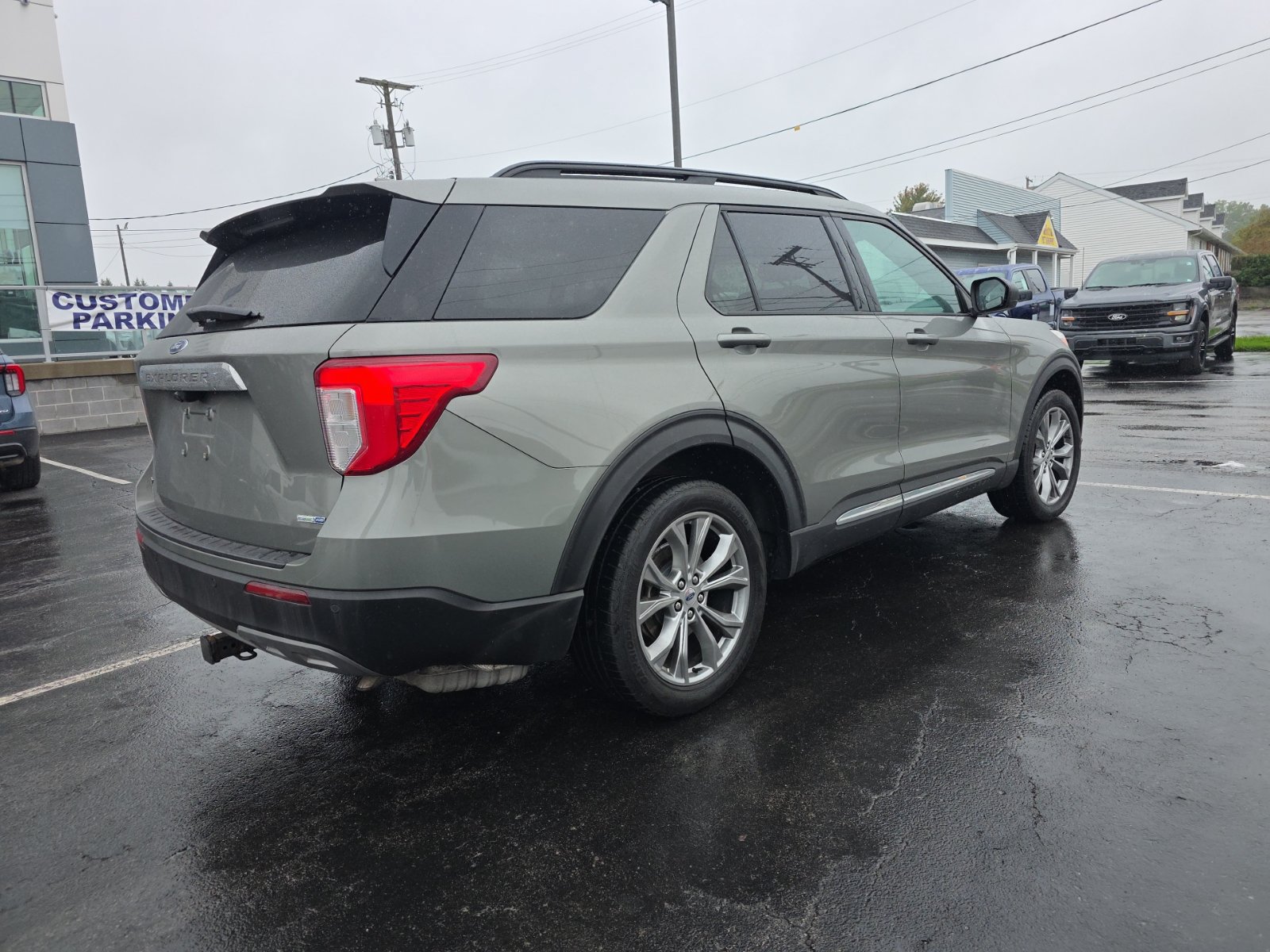 Used 2020 Ford Explorer XLT w/ Equipment Group 202A AWD/4WD image 3
