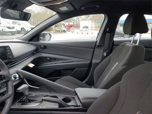 Used 2025 Hyundai Elantra Sport image 17