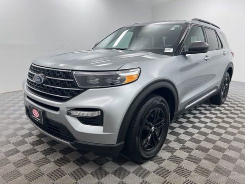 Used 2024 Ford Explorer XLT w/ Equipment Group 202A AWD/4WD image 2