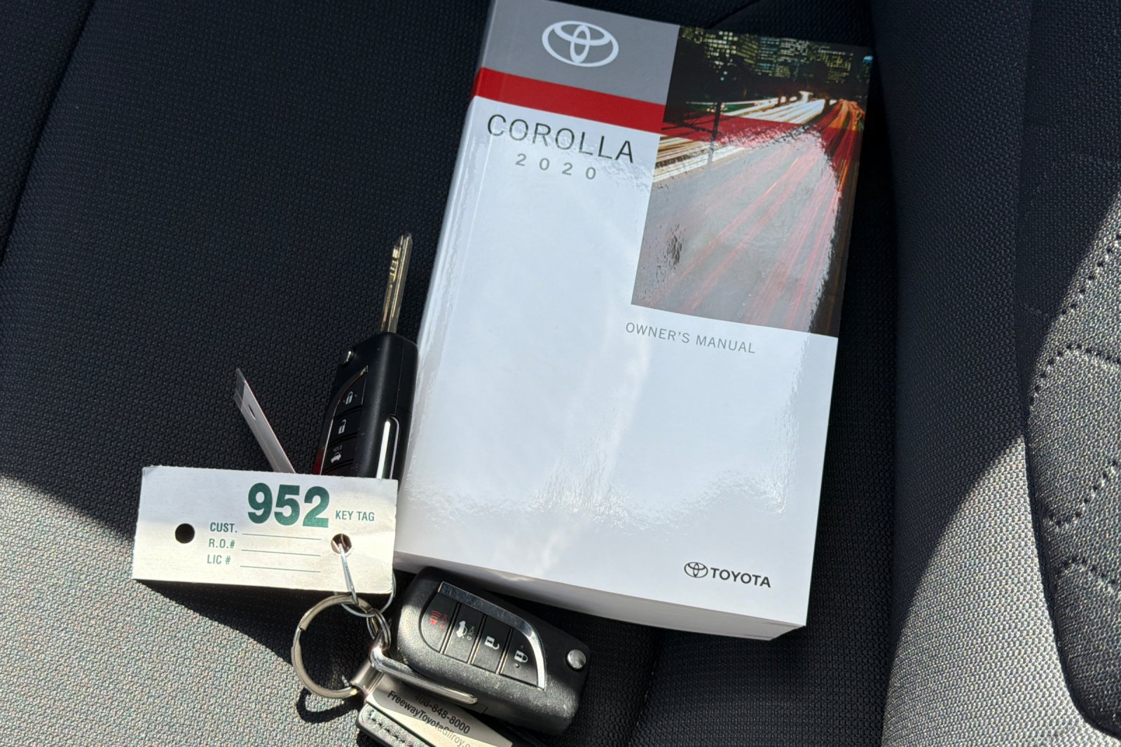 Used 2020 Toyota Corolla LE FWD image 11