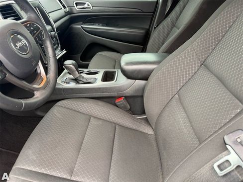 Used 2019 Jeep Grand Cherokee Laredo image 12