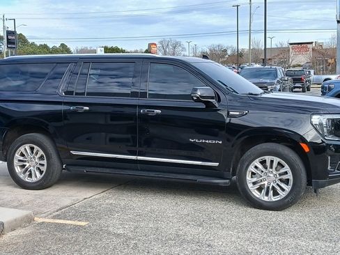 Used 2021 GMC Yukon XL SLT w/ SLT Premium Package image 4