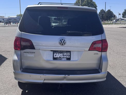 Used 2011 Volkswagen Routan SEL FWD image 7