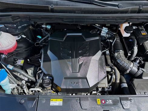 Used 2025 Kia Carnival FWD image 32