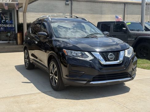 Used 2019 Nissan Rogue SV w/ Premium Package FWD image 3